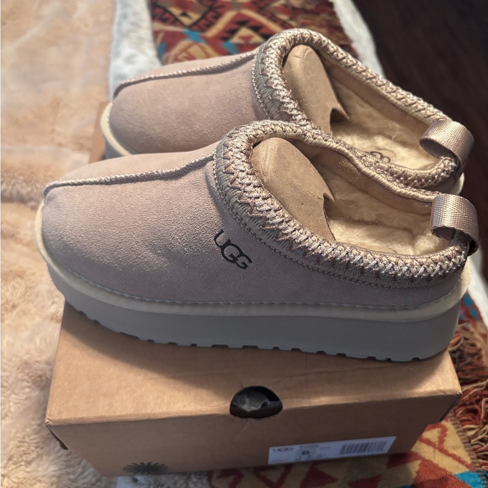 *UGG Light Brown Platform Slippers!!!! Size 6*